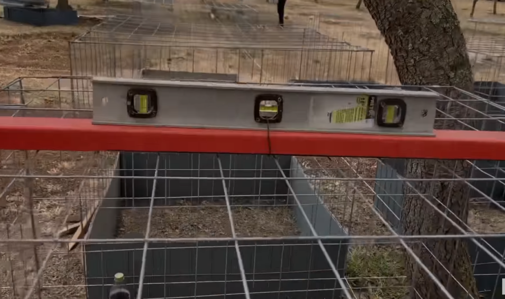 se deben sujetar las paredes de la jaula, asegurándose de que estén alineadas correctamente para evitar inclinaciones o deformaciones. 2